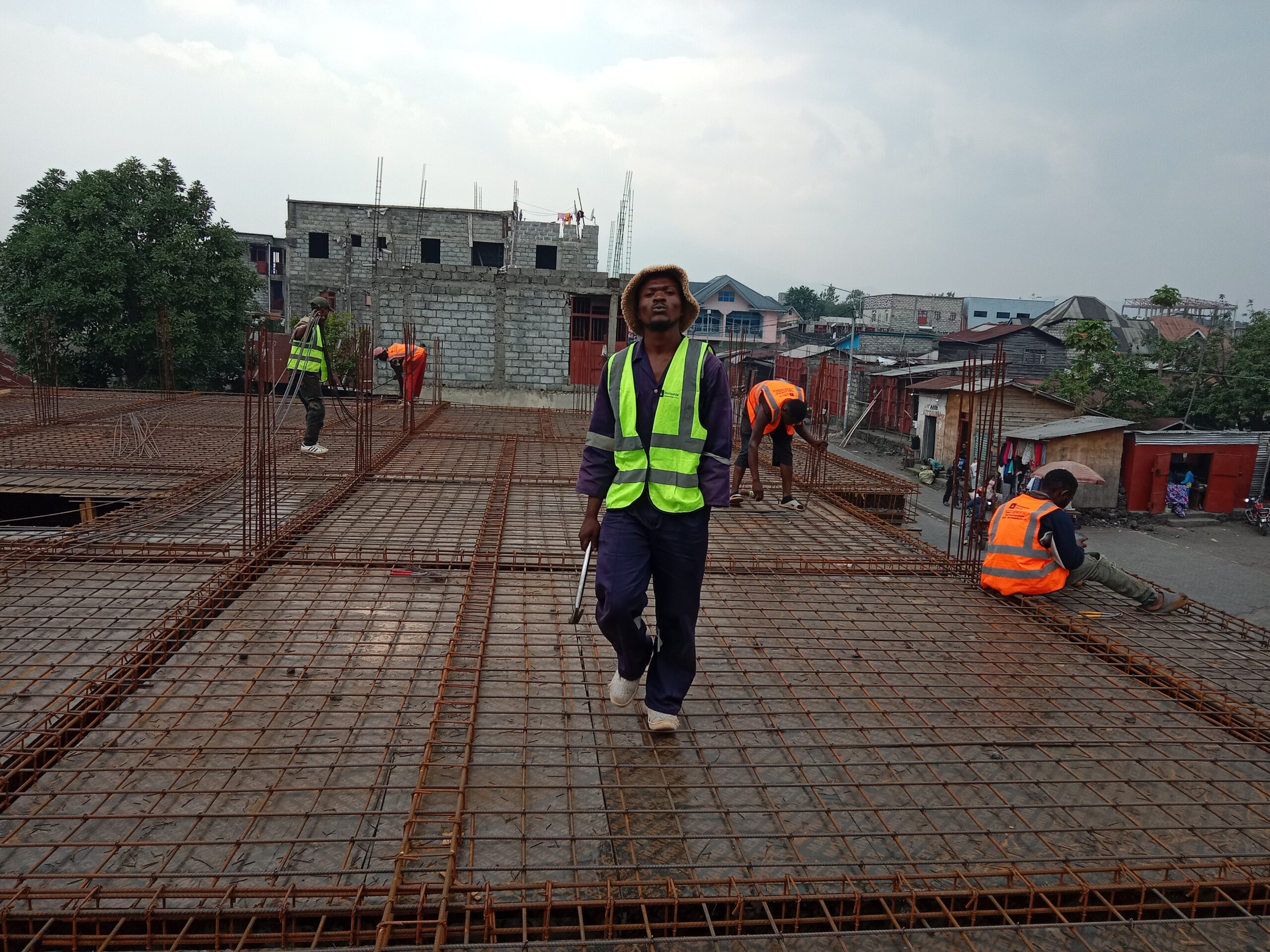 Réalisation du coffrage et ferraillage (009)